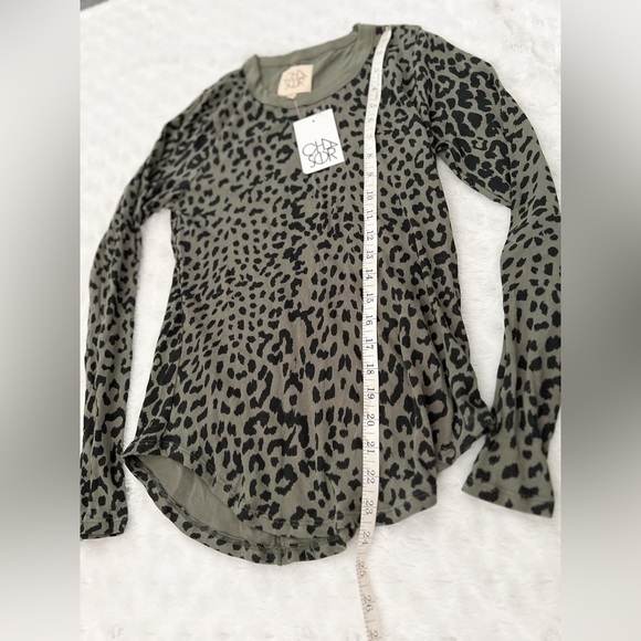 NWT-CHASER x Revolve Gauzy Cotton Jersey Top Safari Green Leopard - Picture 10 of 11